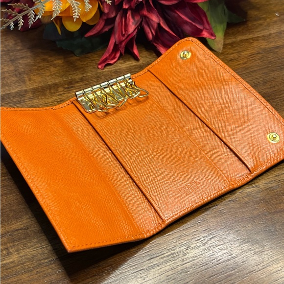 Authentic Prada 6-Key Holder in Saffiano Leather - EUC - Picture 6 of 10